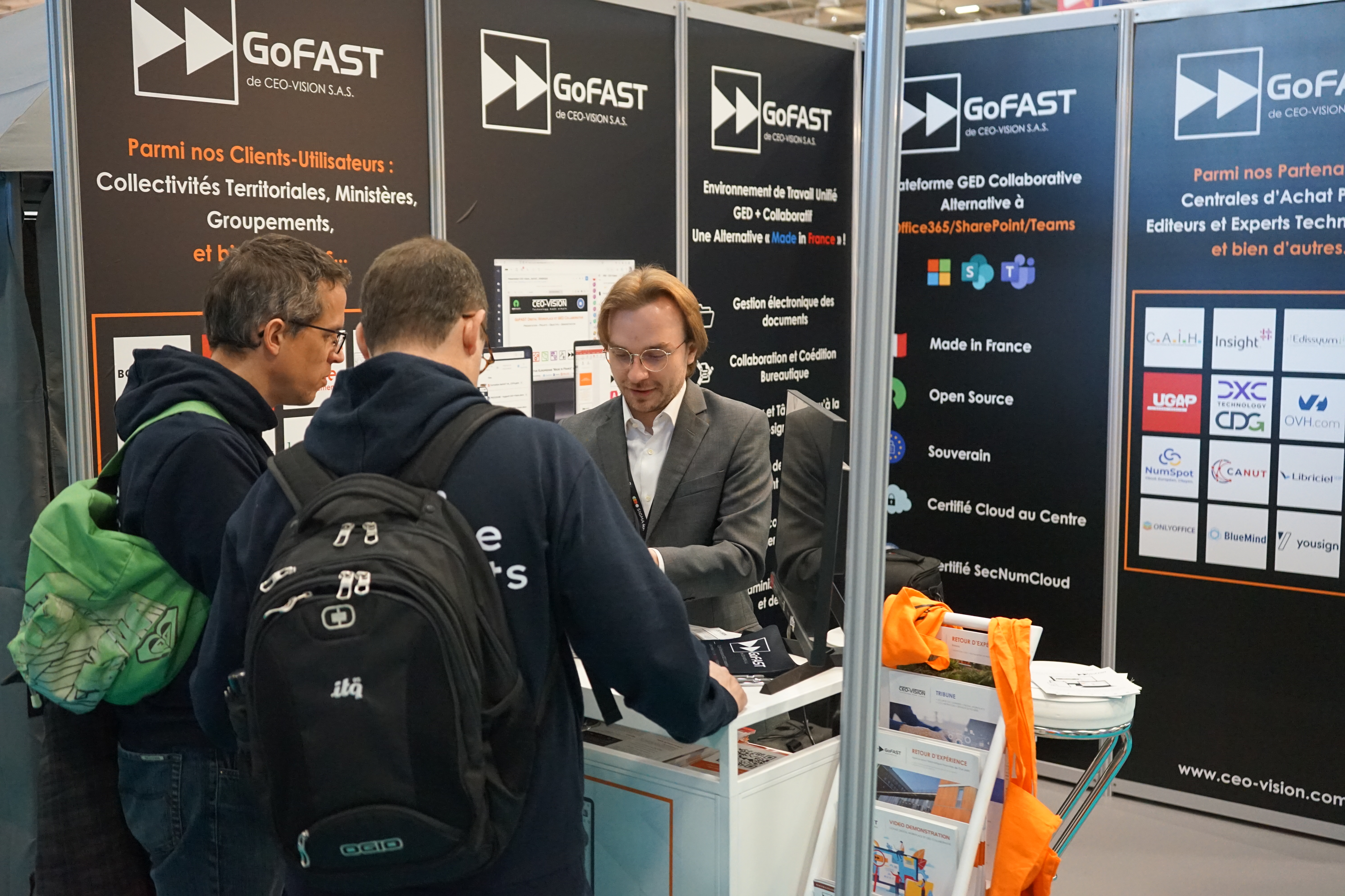 l'équipe gofast au salon documation avec des clients potentiels