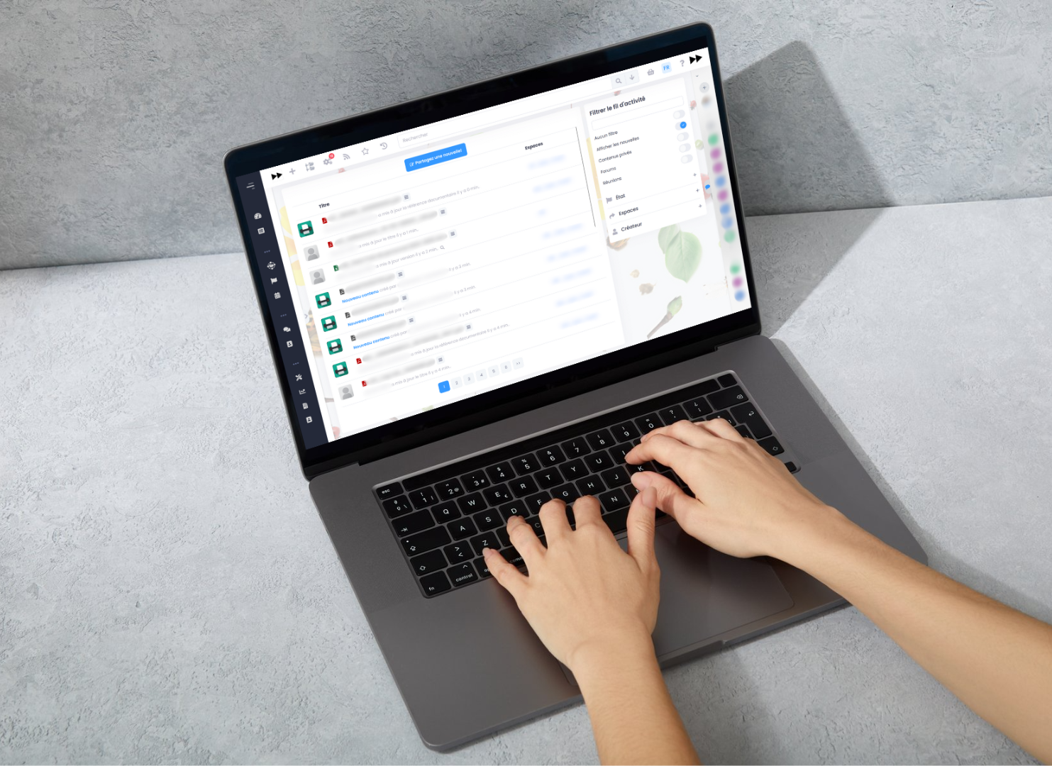 persone typing on a computer on gofast