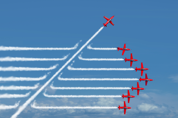 Une flotte d'avion rouge volant dans le ciel 